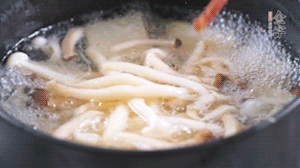 依次放火腿、豆腐，加水大火燒開，小火燉煮20分鐘，出鍋前撒上蔥花即可。