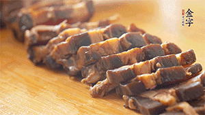 金字醬肉切片。