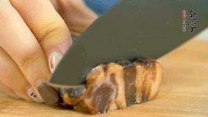 金字風(fēng)味醬肉切成片，上鍋蒸15分鐘。