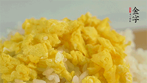 將雞蛋碎、西蘭花碎和放涼的米飯混合，用少許鹽、橄欖油調(diào)味。