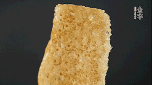 油炸豬皮冷水泡發(fā)，切成菱形。