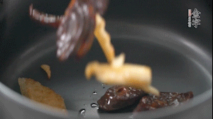 將炒好的食材放進(jìn)砂鍋，加水沒(méi)過(guò)。