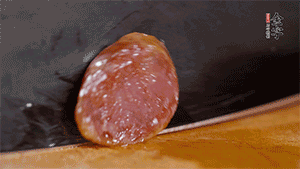 金字火腿肉香腸上鍋蒸15分鐘，切片備用。
