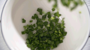韭菜洗凈，切粒。