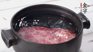 金字火肉溫水浸泡2小時(shí)。（火肉發(fā)酵時(shí)間比火腿短，肉質(zhì)比火腿略軟，鹽分更低）