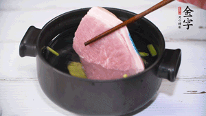 整塊豬肉，加蔥、姜片、料酒焯水。