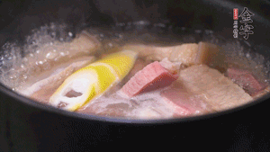火肉、豬肉加料酒、清水大火煮開(kāi)后，加入春筍小火慢燉40分鐘，出鍋前撒蔥花即可。
