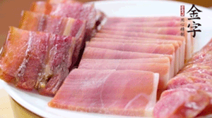 擺盤(pán)后鋪上老豆腐，淋點(diǎn)料酒，灑點(diǎn)白糖上鍋蒸20分鐘。