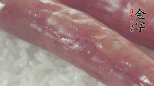關(guān)上蓋子，煮到米飯露出時(shí)。