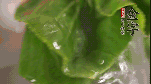 小青菜從根部掰開，分別洗凈。