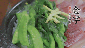 燜好的米飯開蓋，放入菜心、荷蘭豆，澆上調(diào)味汁拌勻。
