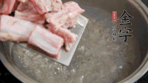 剁成塊狀的排骨洗凈，放入沸騰的鍋中，加姜片汆燙，2分鐘后撈出備用。