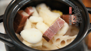 加水沒過食材，加料酒大火煮沸后，再小火燉煮1小時。（如果沒有砂鍋小火燉煮，用電飯煲的煮湯功能、高壓鍋也是可以的。）