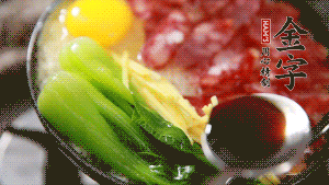 小火繼續(xù)燜，聞到米飯焦香關(guān)火繼續(xù)燜2分鐘。（微微的火力讓米飯和香腸融為一體，滋味互相滲透，又不至于讓米飯成熟太快而導(dǎo)致煳底。）