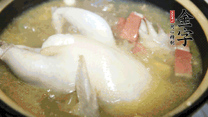 煮沸時加入蟲草花、香菇、紅棗，以料酒調(diào)味繼續(xù)小火燉煮1小時左右。