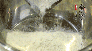 【油皮】1．將油皮材料放入料盆中，緩緩加100ml水，攪拌成雪花片狀。在案板上反復揉搓成有一定筋度的光潔面團，搓成12個團子。