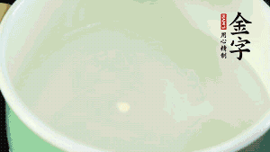 鍋中盛涼水，放入汆燙好的鴿子、火腿片、生姜片。