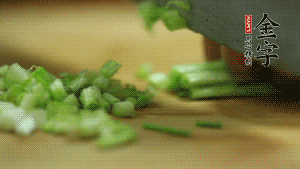 小蔥切成蔥花。