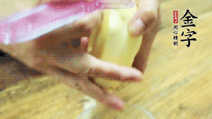 將食材洗凈，茄子、土豆切滾刀塊。