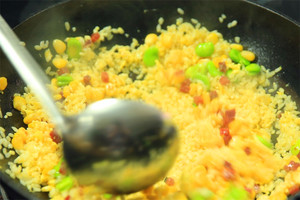 然后加入炒好的食材混合均勻，炒熟即可。出鍋前加少許黑胡椒、鹽和蔥花就可以啦?。?！