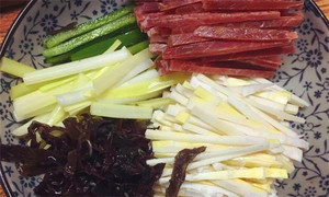 黑木耳泡發(fā)，黑木耳、韭黃、雷筍、青椒切成絲。