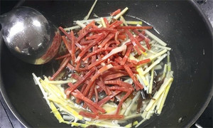 火腿絲、筍絲、黑木耳絲汆水后，瀝干。