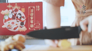 將處理好的老鴨放入冷水鍋中，丟入姜片，冷水煮沸去腥。