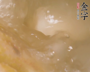 沸騰后撈出蔥結(jié)，小火燉45分鐘，加山藥再燉15分鐘。