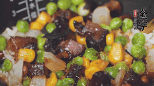 出鍋前加蠔油、生抽調(diào)味，撒點(diǎn)熟白芝麻即可。