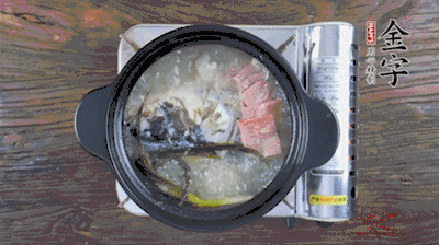 放豆腐、海鮮菇繼續(xù)中小火煮5分鐘。