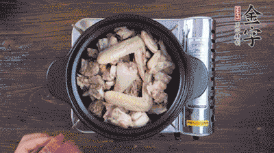 將雞肉塊、火腿、料酒、姜一同放入在燉鍋中，加冷水大火煮開(kāi)后，小火燉煮40分鐘。