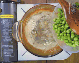 豌豆粒焯水30秒，過涼水。