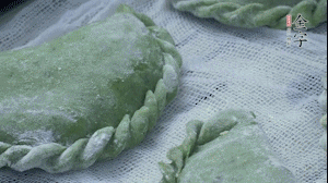 【制作】2.蒸架上墊浸濕的屜布，再放上清明果，大火蒸10~15分鐘，完成，出鍋啦！