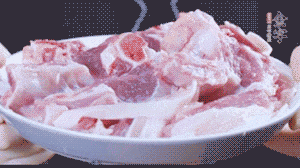 新鮮羊肉冷水入鍋，加姜片、清水焯水，除去血沫。