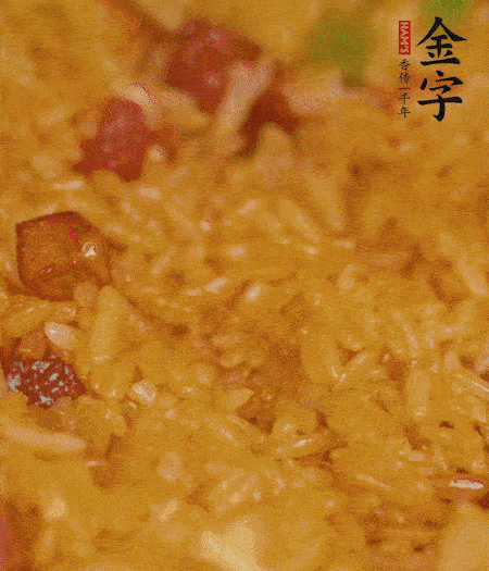 放一撮鹽、生抽少許，倒入炸好的芋頭。最后撒蔥花、蒜末翻炒均勻。
