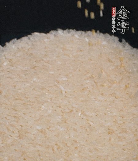 大米和小米一起燜成米飯。