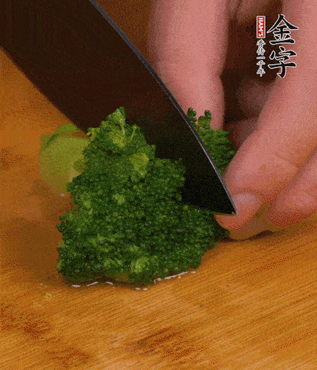 西蘭花用淡鹽水浸泡十幾分鐘后過開水焯燙熟后撈出。