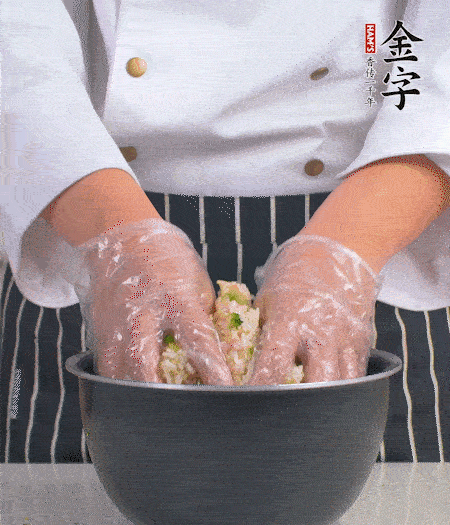 米飯中放西蘭花碎、咸肉丁，加少許黑胡椒、十來滴橄欖油拌勻。
