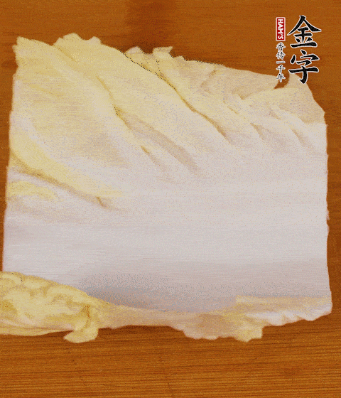 一片白菜一片淡火腿交替疊起，疊個(gè)兩三層放進(jìn)鍋內(nèi)，直到塞滿(mǎn)鍋。