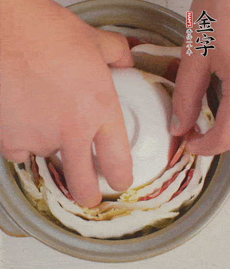 寬度剛好是鍋的高度?？垡粋€(gè)小碗更有助于幫助造型。