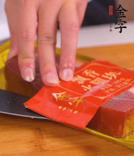 金字火腿切片，生姜切絲，蔥白切末。