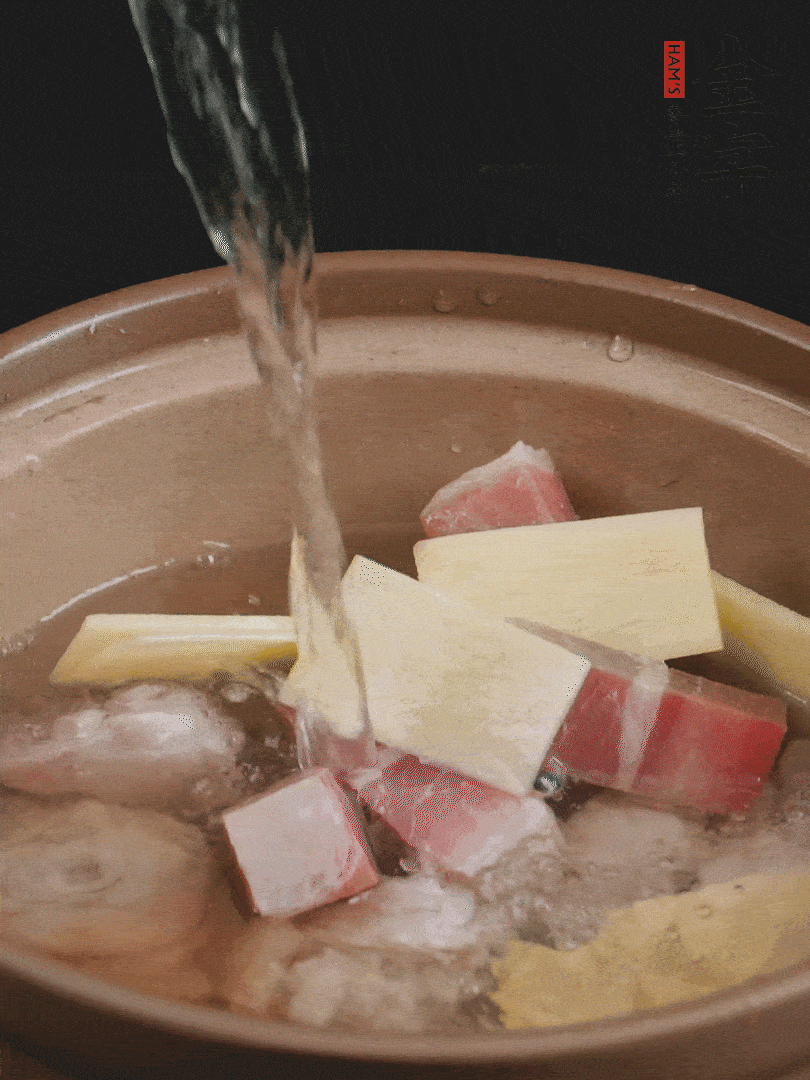 雞塊、火腿、姜片加適量料酒、清水燉80分鐘。