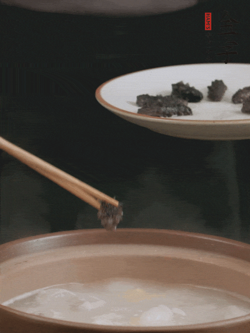 期間雞湯燉到80分鐘時(shí)，加小海參再燉10分鐘。