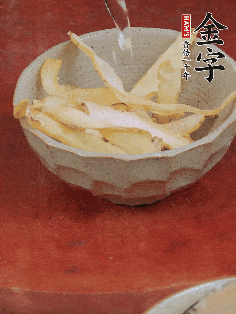 玉竹、花菇分別清水泡發(fā)。
