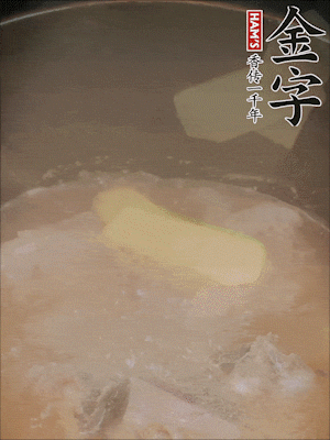 排骨洗凈，加生姜、黃酒焯水，溫水洗凈備用。