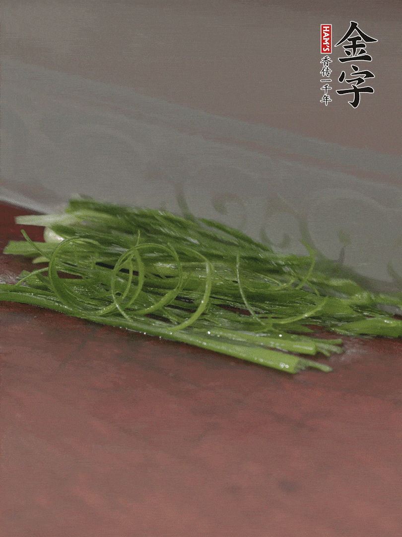 生姜切薄片，紅椒切細絲，小蔥蔥綠切細絲，泡入冰水中保持新鮮。