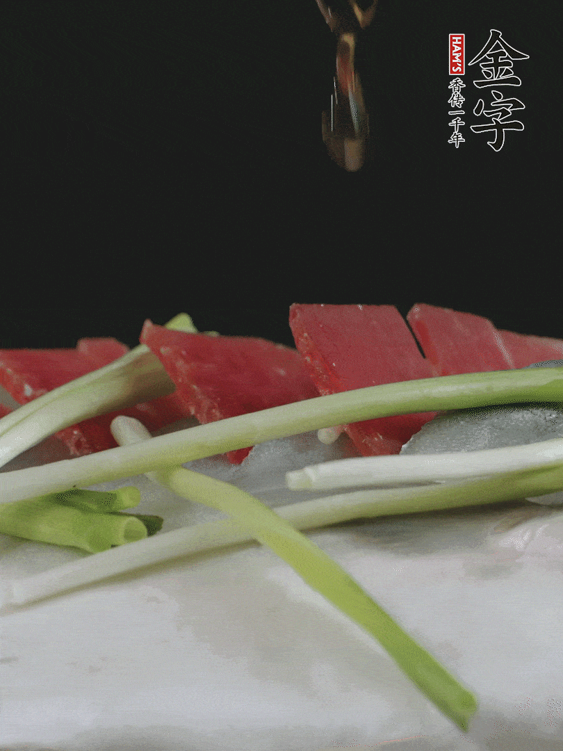 蔥白置于魚身，放適量豌豆，淋上花雕酒。