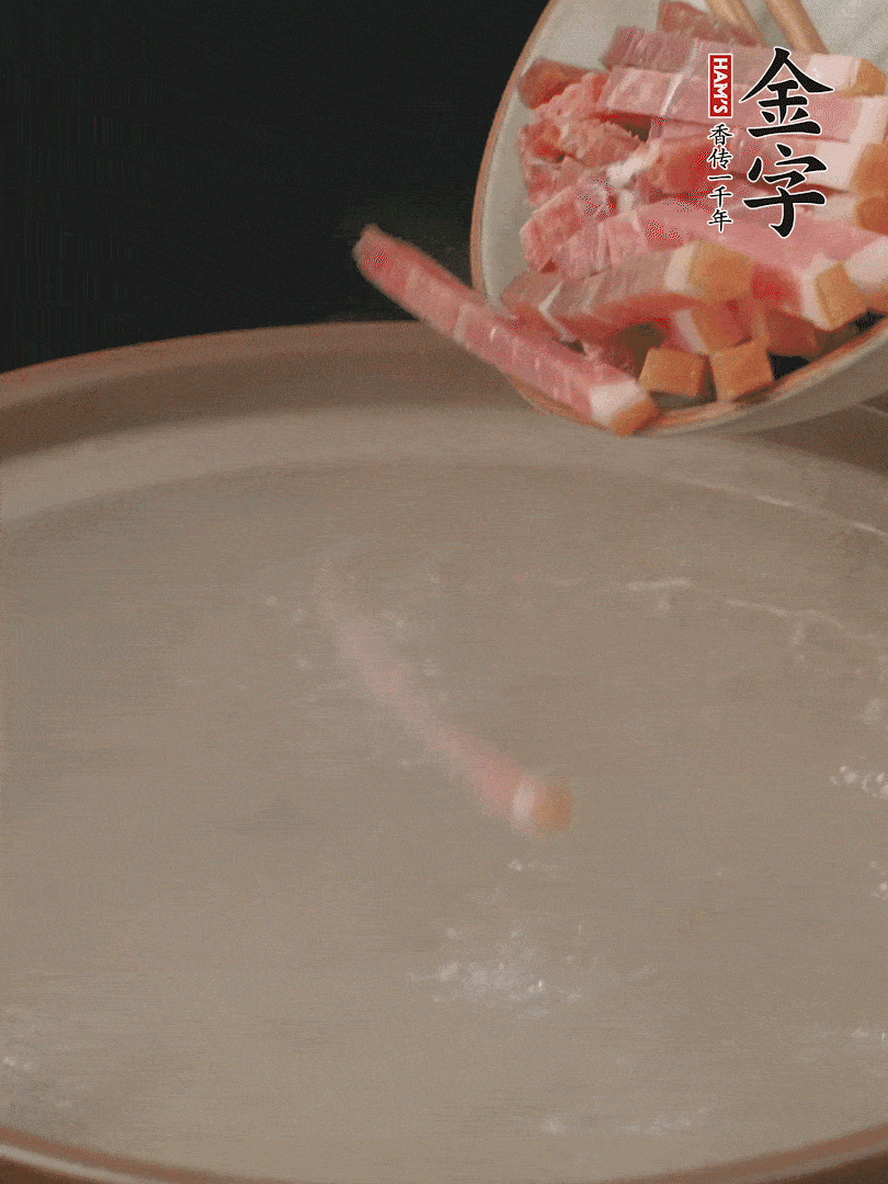 金字火腿切絲，熱水下鍋，放火腿燉煮15分鐘。