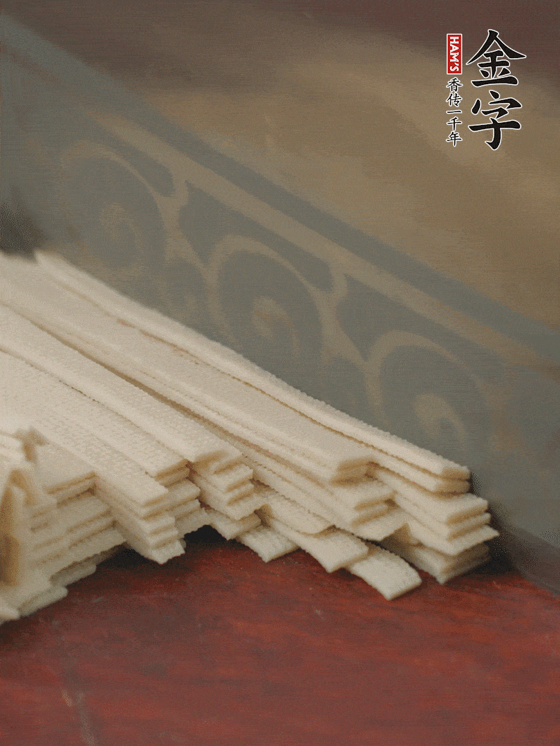 燉火腿期間，千張切細絲，白蘿卜去皮切細絲，蒜葉切細丁。