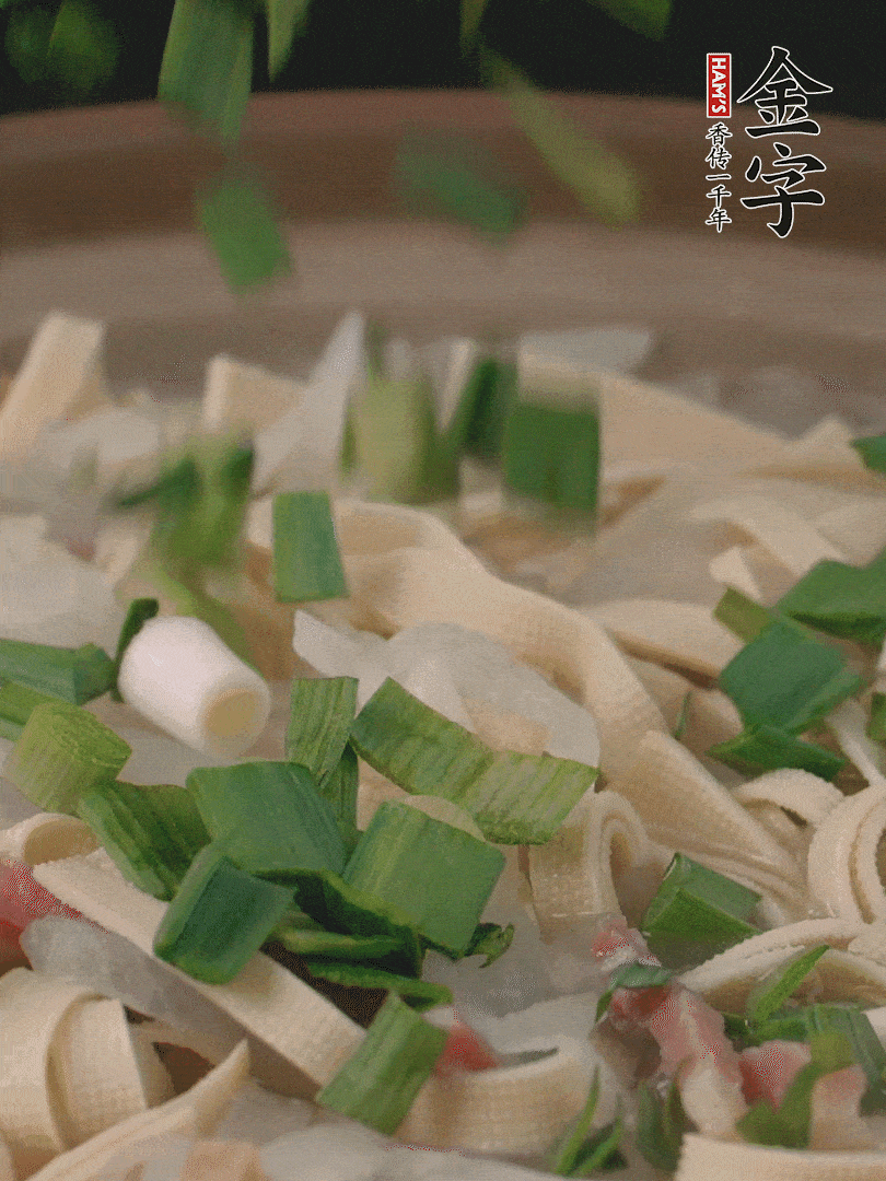 撒點蒜葉。